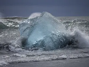 Turquoise Glacier Lake Drucke: Diamond Beach, iceberg in the surf