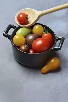 Wooden Spoon Still Life Drucke: Different cherry tomatoes in pot with cooking spoon
