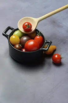 Wooden Spoon Still Life Drucke: Different cherry tomatoes in pot with cooking spoon