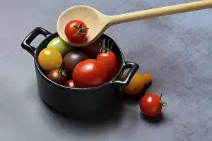 Colourful Still Life Drucke: Different cherry tomatoes in pot with cooking spoon