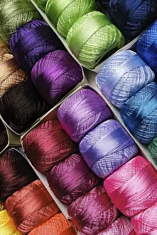 Prismatic Colors Drucke: Different color threads on rows in the store