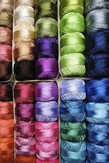 Handicraft Store Drucke: Different color threads on rows in the store