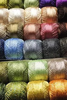 Prismatic Colors Drucke: Different color threads on rows in the store
