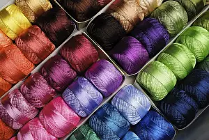 Prismatic Colors Drucke: Different color threads on rows in the store