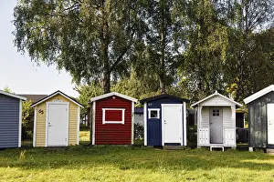 Colorful Beach Huts Drucke: Different colored beach huts in a meadow