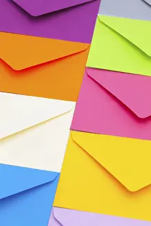 Communication Tools Drucke: Different colored envelopes on the table