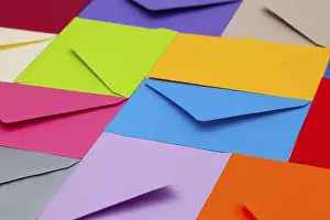 Office Stationery Drucke: Different colored envelopes on the table
