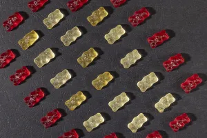 Colourful Confectionery Drucke: Different coloured gummy bears in rows