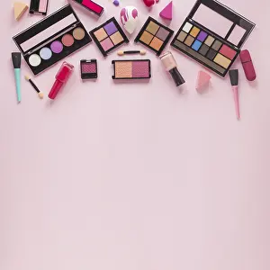 Eye Shadow Collection Drucke: Different eye shadows with nail polish table