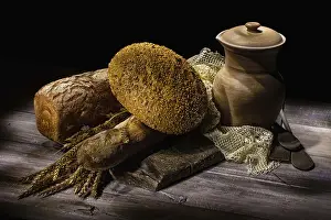 White Bread Varieties Drucke: Different kinds of bread and ceramic vase on a studio background