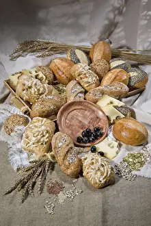 Leafy Vegetable Salad Drucke: Different kinds of bread and pastry