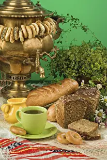 Different Kinds Of Bread Drucke: Different kinds of bread on a studio background