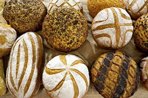 Different Kinds Of Bread Drucke: Different kinds of breads seen from above