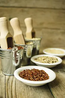 Country Style Groceries Drucke: Different kinds of rice in the pots on the rustic table