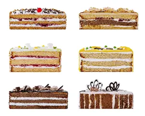 Bilder Datiert 19. Juni 2024: Sechs verschiedene rechteckige Scheiben Kuchen zeigen ihr leckeres Inneres auf einem weißen Hintergrund