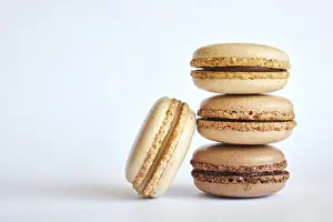 Bilder Datiert 14. Oktober 2024: Verschiedene Braunnuancen auf einem Macaron stapeln sich auf grauem Hintergrund.
