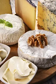 Healthy Eating Options Drucke: Different sorts of cheese on kitchen table