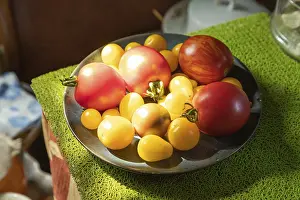 Diverse Food Arrangement Drucke: Different tomatoes ceramic plate on the kitchen table