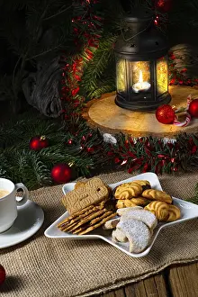 Christmas Desserts Drucke: Different types of biscuits with rustic Christmas decorations