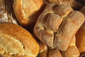 Diverse Breakfast Options Drucke: Different types of bread in one basket