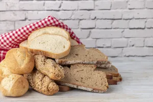 Diverse Bread Varieties Drucke: Different types of bread rusticly draped on a wooden table