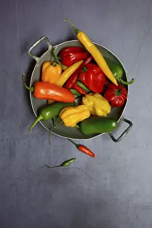 Fruit Vegetable Images Drucke: Different types of peppers in shell, Germany