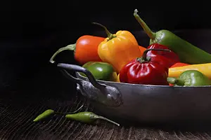 Sweet Pepper Nutrition Facts Drucke: Different types of peppers in shell, Germany