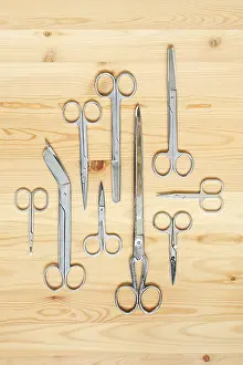 Sailing Sports Equipment Drucke: Different types of scissors lying on wooden surface