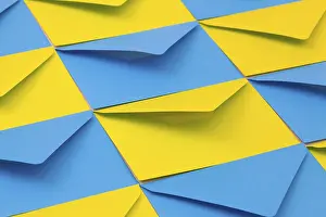 Office Stationery Drucke: Different yellow and blue envelopes on the table