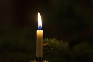 Blackout Symbolic Picture Drucke: Dim light from a single candle in the dark