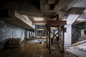 Construction Site Details Drucke: A dimly lit basement under construction