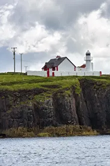 Dingle Peninsula Ireland Drucke: Dingle Lighthouse on cliffs, Dingle Bay
