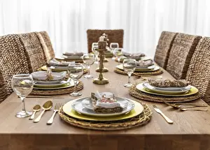 Elegant Table Setting Drucke: Dining table with plates
