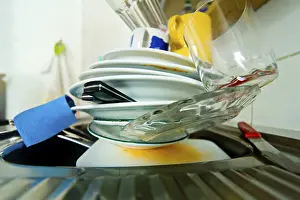 Kitchen Cleanliness Drucke: Dirty tableware in a kitchen