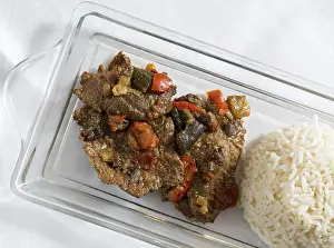 African Cuisine Drucke: Dish with beef, tomatoes and vegetables