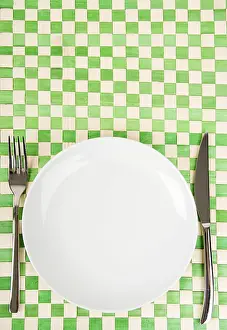 Weight Loss Concept Drucke: Empty dish, knife and fork