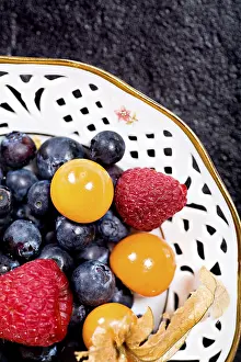 Mixed Berries Drucke: A dish with mixed berries