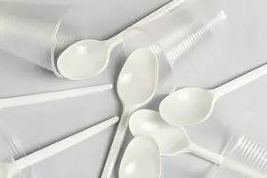 White Background Tableware Drucke: Disposable plastic spoons and cups on white