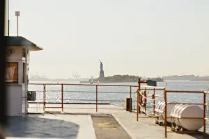 Statue Of Liberty Drucke: A distant view of the Statue of Liberty from a ferry