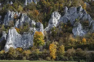 Jurassic Limestone Cliffs Drucke: Distinctive Jurassic limestone cliffs in the upper Danube Valley