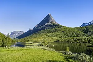 Norway Mountain Landscape Drucke: Distinctive mountain peak Innerdalstarnet