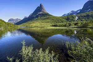 Norwegian Nature Reserve Drucke: Distinctive mountain peak Innerdalstarnet