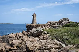 Rock Formations In Europe Drucke: The distinctive Phare de Ploumanac'h lighthouse