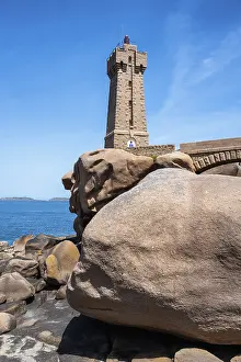 Round Pink Granite Rock Formations Drucke: The distinctive Phare de Ploumanac'h lighthouse