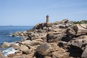 European Coastline Drucke: The distinctive Phare de Ploumanac'h lighthouse