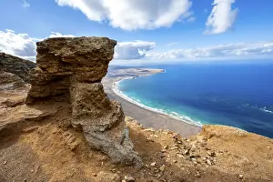 Mirador Risco De Famara Viewpoint Drucke: Distinctive rock on the cliffs