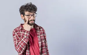 Male Facial Expression Drucke: Distrustful man watching you isolated