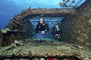 Scuba Diving In Africa Drucke: Diver and diver explore wreck, shipwreck