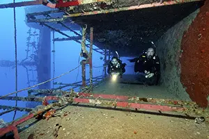 Shipwreck Exploration Drucke: Diver and diver explore wreck, shipwreck