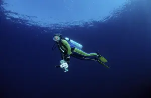 Underwater Photography Drucke: Diver diving with camera equipment